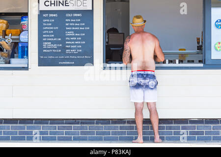 Bournemouth, Dorset, Großbritannien. 9. Juli 2018. UK Wetter: heiß und sonnig wie sunseekers Kopf zum Meer die Sandstrände in Bournemouth zu genießen. Credit: Carolyn Jenkins/Alamy leben Nachrichten Stockfoto