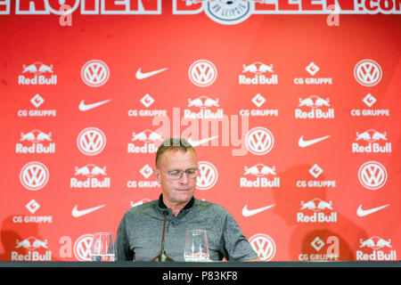 Leipzig, Deutschland. 09 Juli, 2018. Fussball: Bundesliga, Pressekonferenz über die Ausbildung von RB Leipzig bei Red Bull Academy: Leipziger Sporting Director und neuen Cheftrainer Ralf Rangnick sitzt auf der Pressekonferenz. Kredite: Jan Woitas/dpa-Zentralbild/dpa/Alamy leben Nachrichten Stockfoto