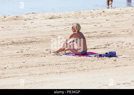 Bournemouth, Dorset, Großbritannien. 9. Juli 2018. UK Wetter: heiß und sonnig wie sunseekers Kopf zum Meer die Sandstrände in Bournemouth zu genießen. Credit: Carolyn Jenkins/Alamy leben Nachrichten Stockfoto