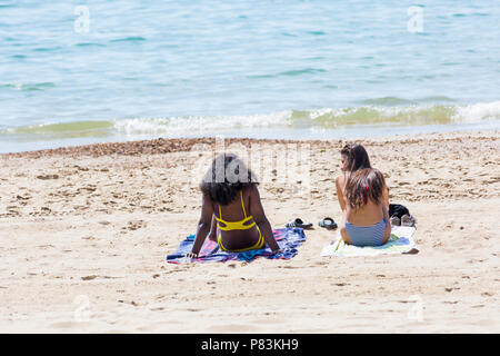 Bournemouth, Dorset, Großbritannien. 9. Juli 2018. UK Wetter: heiß und sonnig wie sunseekers Kopf zum Meer die Sandstrände in Bournemouth zu genießen. Credit: Carolyn Jenkins/Alamy leben Nachrichten Stockfoto