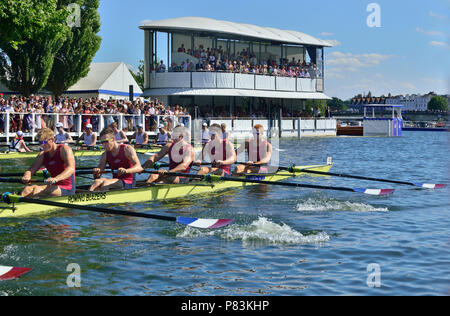 Henley-on-Thames, UK. 8. Juli 2018. Tempel Challenge Cup am Henley Royal Regatta. Oxford Brookes University 'A'-Team hofft, dass der 'double-double' wurden durch ihren Widerstand von der Universität von Washington, USA dezimiert. Die Schlittenhunde lassen Sie nie den Brookes Boot voran erhalten und zusammen eine Masterclass, dass jeder Timing aufzeichnen brach. Brookes nie aufgehört anzugreifen und als solche hatte Washington, alle Register zu ziehen, um die Barriere von einer Sekunde zu brechen, Fawley von vier Sekunden lang und die Kursaufzeichnung durch fünf Sekunden. Stockfoto