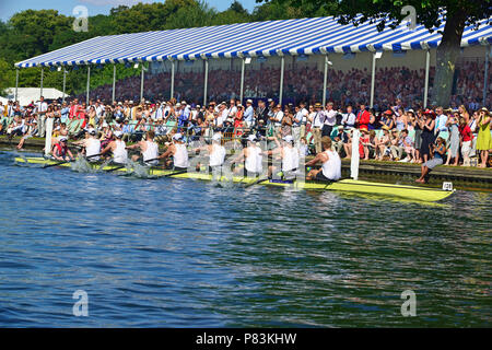 Henley-on-Thames, UK. 8. Juli 2018. Tempel Challenge Cup am Henley Royal Regatta. Oxford Brookes University 'A'-Team hofft, dass der "Double Double" wurden dezimiert durch ihren Widerstand von der Universität von Washington, USA (128). Die Schlittenhunde lassen Sie nie den Brookes Boot voran erhalten und zusammen eine Masterclass, dass jeder Timing aufzeichnen brach. Brookes nie aufgehört anzugreifen und als solche hatte Washington, alle Register zu ziehen, um die Barriere von einer Sekunde zu brechen, Fawley von vier Sekunden lang und die Kursaufzeichnung durch fünf Sekunden. Stockfoto