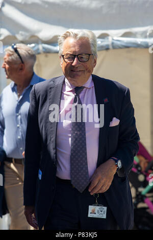 Herr Dafydd Elis-Thomas bin, walisische Regierung Minister für Kultur, Tourismus und Sport kommt bei der offiziellen Eröffnung des Britischen Raubvogel Centre. Stockfoto