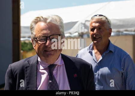 Herr Dafydd Elis-Thomas bin, walisische Regierung Minister für Kultur, Tourismus und Sport kommt bei der offiziellen Eröffnung des Britischen Raubvogel Centre. Stockfoto