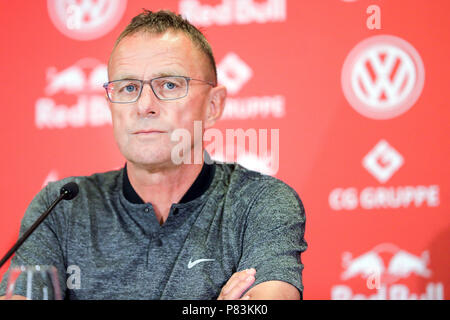 Leipzig, Deutschland. 09 Juli, 2018. Fussball: Bundesliga, Pressekonferenz über die Ausbildung von RB Leipzig bei Red Bull Academy: Leipziger Sporting Director und neuen Cheftrainer Ralf Rangnick liefert eine Aussage während einer Pressekonferenz. Kredite: Jan Woitas/dpa-Zentralbild/dpa/Alamy leben Nachrichten Stockfoto