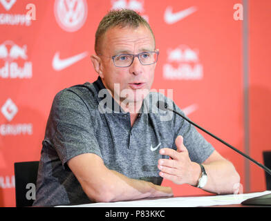 Leipzig, Deutschland. 09 Juli, 2018. Fussball: Bundesliga, Pressekonferenz über die Ausbildung von RB Leipzig bei Red Bull Academy: Leipziger Sporting Director und neuen Cheftrainer Ralf Rangnick liefert eine Aussage während einer Pressekonferenz. Kredite: Jan Woitas/dpa-Zentralbild/dpa/Alamy leben Nachrichten Stockfoto