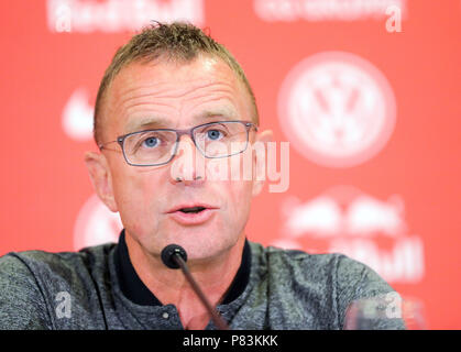 Leipzig, Deutschland. 09 Juli, 2018. Fussball: Bundesliga, Pressekonferenz über die Ausbildung von RB Leipzig bei Red Bull Academy: Leipziger Sporting Director und neuen Cheftrainer Ralf Rangnick liefert eine Aussage während einer Pressekonferenz. Kredite: Jan Woitas/dpa-Zentralbild/dpa/Alamy leben Nachrichten Stockfoto