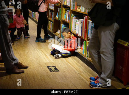 Xi'an der chinesischen Provinz Sichuan. 31 Mär, 2018. Ein Kind liest Bücher im Fang Suo Kommune, eine kreative Buchhandlung in Chengdu, Provinz Sichuan im Südwesten Chinas, 31. März 2018. In den letzten Jahren, Buchhandlungen mit schickem Design, vielfältige Funktionen und reiche Ressourcen buchen, haben in China entsprungen, den Bürgern ein Leser - freundlicher Umgebung. Credit: Shao Rui/Xinhua/Alamy leben Nachrichten Stockfoto