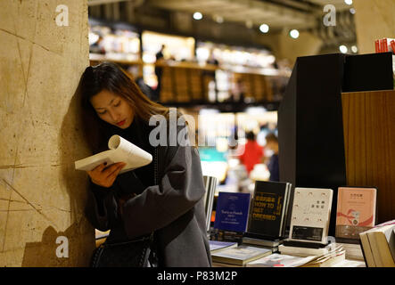 Xi'an der chinesischen Provinz Sichuan. 31 Mär, 2018. Eine Frau liest ein Buch an Fang Suo Kommune, eine kreative Buchhandlung in Chengdu, Provinz Sichuan im Südwesten Chinas, 31. März 2018. In den letzten Jahren, Buchhandlungen mit schickem Design, vielfältige Funktionen und reiche Ressourcen buchen, haben in China entsprungen, den Bürgern ein Leser - freundlicher Umgebung. Credit: Shao Rui/Xinhua/Alamy leben Nachrichten Stockfoto