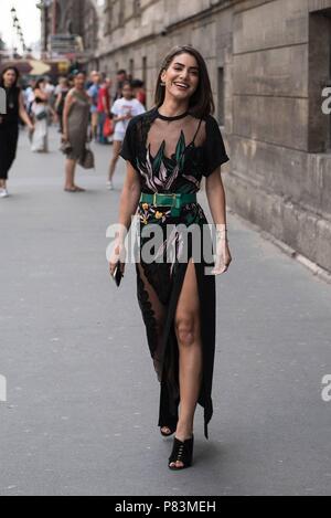 Blogger Camila Coelho an der Elie Saab Landebahn zeigen während der Haute Couture Fashion Week in Paris - Juli 4, 2018 - Foto: Start- und Landebahn Manhattan*** Für die redaktionelle Nutzung nur*** | Verwendung weltweit Stockfoto