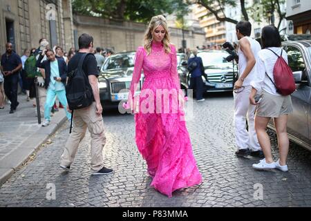 Paris, Frankreich. 04. Juli 2018. Nicky Hilton an der Valentino Landebahn zeigen während der Haute Couture Fashion Week in Paris - Juli 4, 2018 - die Credit: Runway Manhattan*** Für die redaktionelle Nutzung nur*** | Verwendung weltweit/dpa/Alamy leben Nachrichten Stockfoto