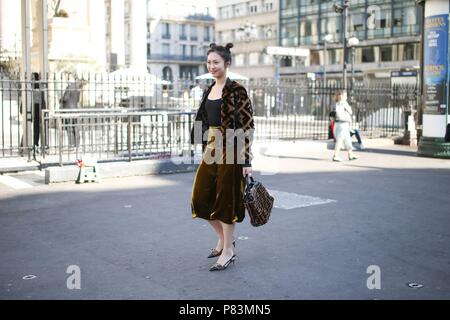 Paris, Frankreich. 04. Juli 2018. Ein schickes showgoer Teilnahme an der Fendi Landebahn zeigen während der Haute Couture Fashion Week in Paris - Juli 4, 2018 - die Credit: Runway Manhattan*** Für die redaktionelle Nutzung nur*** | Verwendung weltweit/dpa/Alamy leben Nachrichten Stockfoto