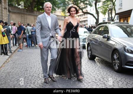 Paris, Frankreich. 04. Juli 2018. Chic showgoers Teilnahme an der Valentino Landebahn zeigen während der Haute Couture Fashion Week in Paris - Juli 4, 2018 - die Credit: Runway Manhattan*** Für die redaktionelle Nutzung nur*** | Verwendung weltweit/dpa/Alamy leben Nachrichten Stockfoto