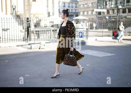 Paris, Frankreich. 04. Juli 2018. Ein schickes showgoer Teilnahme an der Fendi Landebahn zeigen während der Haute Couture Fashion Week in Paris - Juli 4, 2018 - die Credit: Runway Manhattan*** Für die redaktionelle Nutzung nur*** | Verwendung weltweit/dpa/Alamy leben Nachrichten Stockfoto