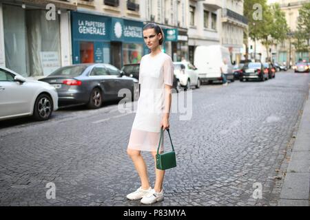 Paris, Frankreich. 04. Juli 2018. Ein Modell an der Valentino Landebahn zeigen während der Haute Couture Fashion Week in Paris - Juli 4, 2018 - die Credit: Runway Manhattan*** Für die redaktionelle Nutzung nur*** | Verwendung weltweit/dpa/Alamy leben Nachrichten Stockfoto