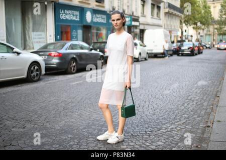 Paris, Frankreich. 04. Juli 2018. Ein Modell an der Valentino Landebahn zeigen während der Haute Couture Fashion Week in Paris - Juli 4, 2018 - die Credit: Runway Manhattan*** Für die redaktionelle Nutzung nur*** | Verwendung weltweit/dpa/Alamy leben Nachrichten Stockfoto