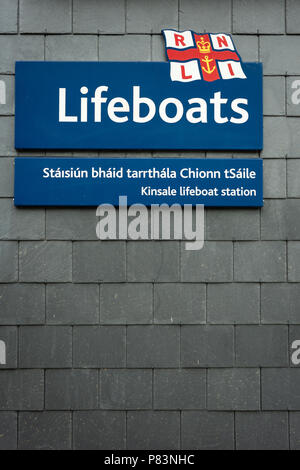 Blaues Schild für Rettungsboote an der Rettungsbootstation Kinsale in Kinsale, County Cork, Irland Stockfoto