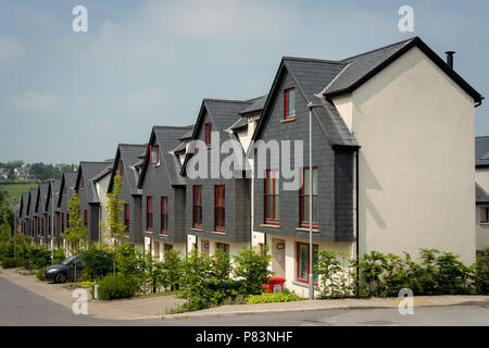 Eine Reihe von neu errichteten Reihenhäusern in Kinsale, County Cork, Irland. Stockfoto