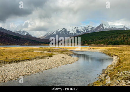 Liathach, das Beinn Eighe Reichweite und Loch Coulin vom Fluss Coulin, Torridon, Hochland, Schottland, Großbritannien Stockfoto