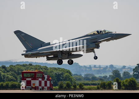 Das Kampfflugzeug RAF Typhoon FGR4 landete, nachdem es am 7. Juli 2018 auf dem RNAS Yeovilton International Air Day in Großbritannien ausgestellt wurde. Stockfoto