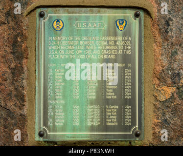 Gedenktafel der US Air Force Flugzeuge, die hier im Jahr 1945 stürzte, an die Fee Seen, in der Nähe von Shieldaig (Gairloch), Hochland, Schottland, Großbritannien Stockfoto