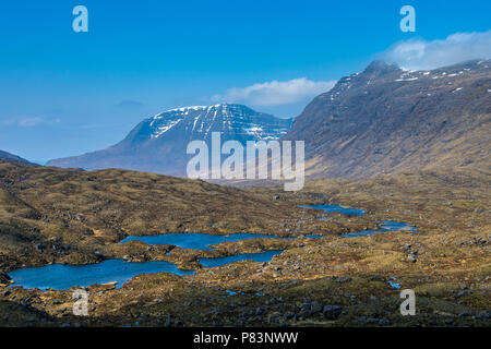 Beinn Alligin und Beinn Dearg über Loch ein 'Choire-Dhuibh, von der Strecke Bottighofen Mhic Fhearchair (Bheinn Eighe), Torridon, Highland, Schottland, UK. Stockfoto