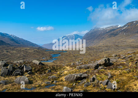 Beinn Alligin und Beinn Dearg über Loch ein 'Choire-Dhuibh, von der Strecke Bottighofen Mhic Fhearchair (Bheinn Eighe), Torridon, Highland, Schottland, UK. Stockfoto