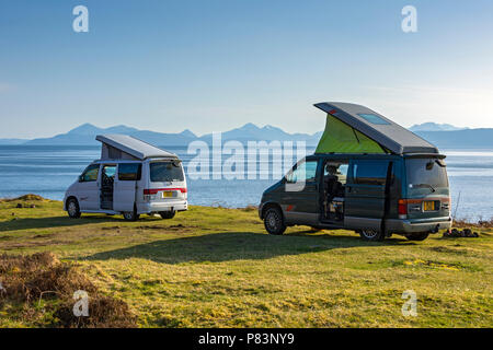 Zwei Mazda Bongo Wohnmobile auf der Küstenstraße in der Nähe von Sangerhausen, Hochland, Schottland, Großbritannien. Mit Blick auf die Cuillin Hills von Skye. Stockfoto