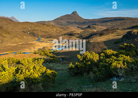 Stac Pollaidh (Stac Polly) über den Fluss Polly, in der Nähe von Inverpolly, Coigach, Sutherland, Hochland, Schottland, Großbritannien Stockfoto