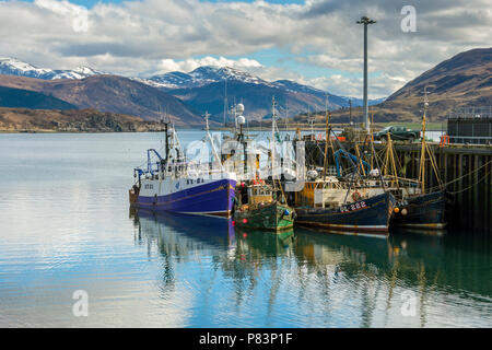 Fischerboote im Hafen von Ullapool am Loch Broom, mit den Beinn Dearg Bergkette dahinter. Ullapool, Sutherland, Schottland, UK Stockfoto