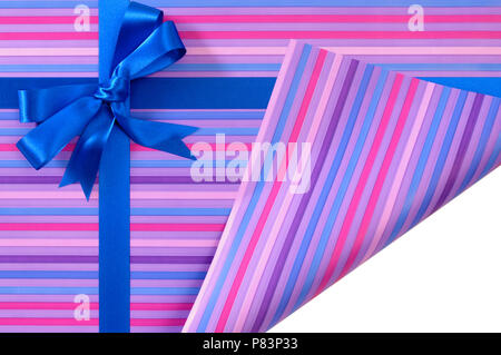 Blau Geschenk Schleife auf Candy Stripe Geschenkpapier, Ecke öffnen weiße Kopie Raum gefaltet Stockfoto