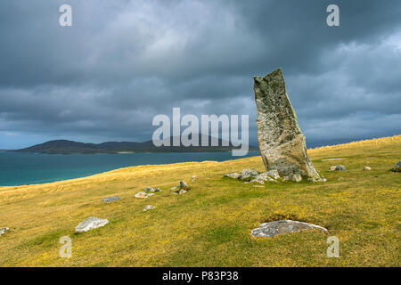 Die Insel von Taransay Clach Leoid Mhic (Macleod's Stone), in der Nähe von Horgabost, South Harris, Western Isles, Schottland, Großbritannien Stockfoto