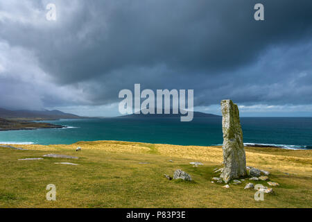 Ceapabhal auf Toe Kopf (Gob ein Tobha) von Clach Leoid Mhic (Macleod's Stone), in der Nähe von Horgabost, South Harris, Western Isles, Schottland, Großbritannien Stockfoto