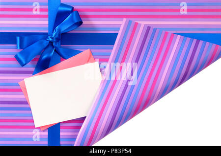 Blau Geschenk Schleife auf Candy Stripe Geschenkpapier, Ecke gefaltet offen preiszugeben weiß Kopie Raum, Karte und Umschlag Stockfoto