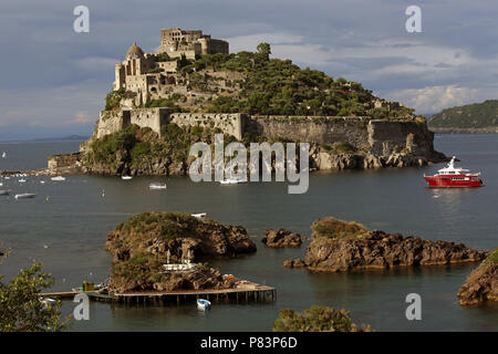 Boote im Meer um Castello Aragonese, Ischia, Italien, Europa Stockfoto