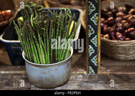 Frischer Spargel in Metall Schüssel am Markt, Markt Bunmthang, Bhutan, Südasien Stockfoto