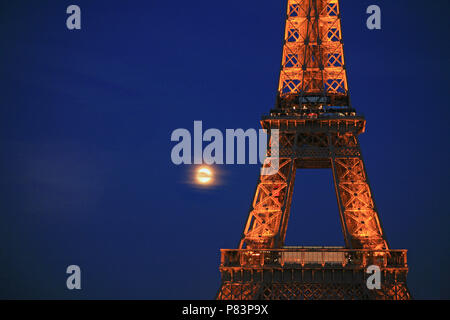 Eiffelturm bei Nacht beleuchtet mit Vollmond im Hintergrund, Paris, Frankreich, Europa Stockfoto