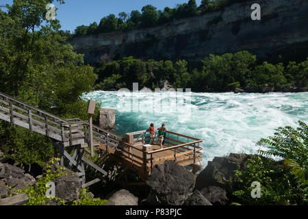 Der Niagara River Klasse 6 Wildwasser Stromschnellen, wie vom Weißen Wasser gesehen zu Fuß Attraktion in der Niagara Schlucht am Niagara Falls, Ontario, Kanada Stockfoto