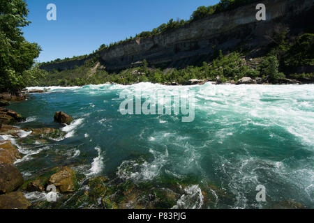 Der Niagara River Klasse 6 Wildwasser Stromschnellen, wie vom Weißen Wasser gesehen zu Fuß Attraktion in der Niagara Schlucht am Niagara Falls, Ontario, Kanada Stockfoto