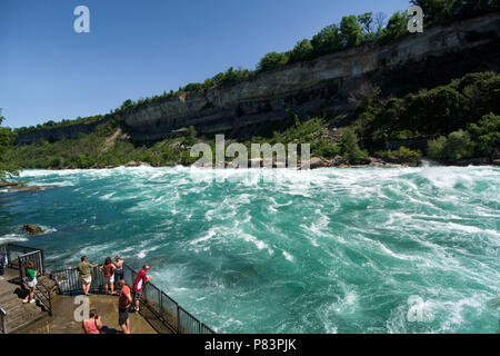 Der Niagara River Klasse 6 Wildwasser Stromschnellen, wie vom Weißen Wasser gesehen zu Fuß Attraktion in der Niagara Schlucht am Niagara Falls, Ontario, Kanada Stockfoto