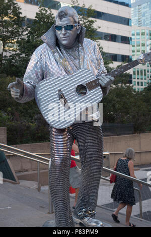 Ein Elvis Imitator Street Performer mit seiner Haut Silber außerhalb Rogers Centre, Toronto, Ontario, Kanada lackiert Stockfoto