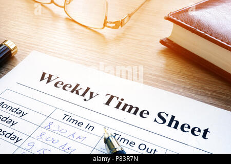 Wöchentliche Zeit Blatt und Stift auf einem Büro Schreibtisch. Stockfoto