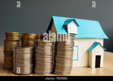 Immobilien wert. Modell von Haus und Stapel von Münzen. Stockfoto