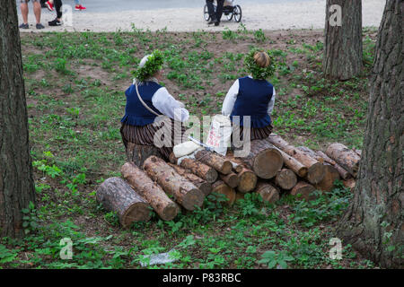 Stadt Riga, Lettland. Choral Festival, Sänger an der Straße, Tracht und Kultur. Reisen Foto 2018. Stockfoto