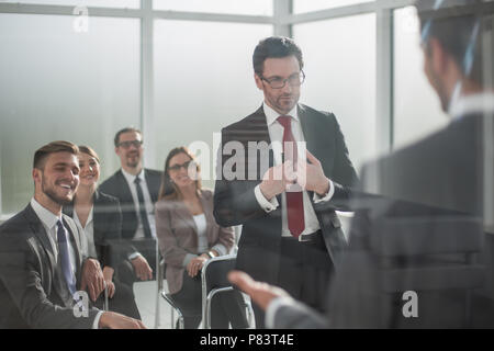 Projekt Manager erstellt einen Bericht für das Business Team Stockfoto