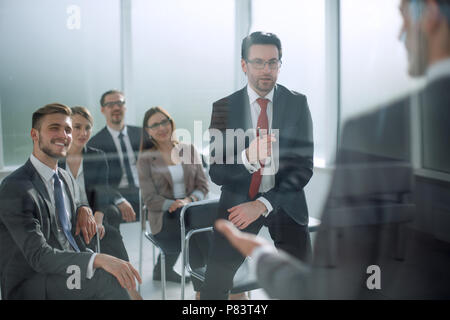 Projekt Manager erstellt einen Bericht für das Business Team Stockfoto