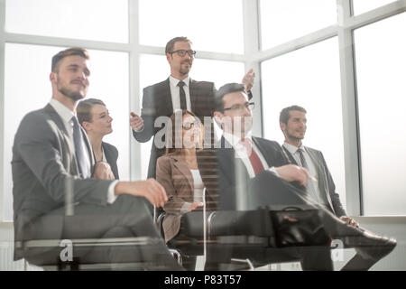 Manager macht einen Bericht an den Leiter der Projekt Stockfoto