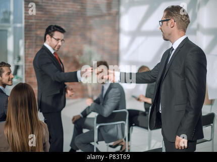 Ansicht der Rückseite. Business Seminar Zuhörer, Fragen der Lautsprecher Stockfoto