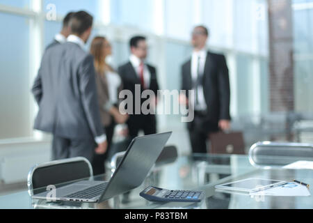 Schreibtisch in einem modernen Büro. Stockfoto