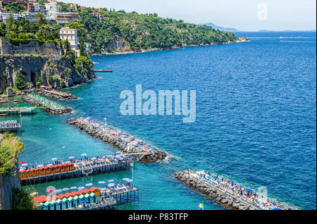 Marina San Francesco, der mittlere der drei Yachthäfen in Sorrento, Italien Stockfoto